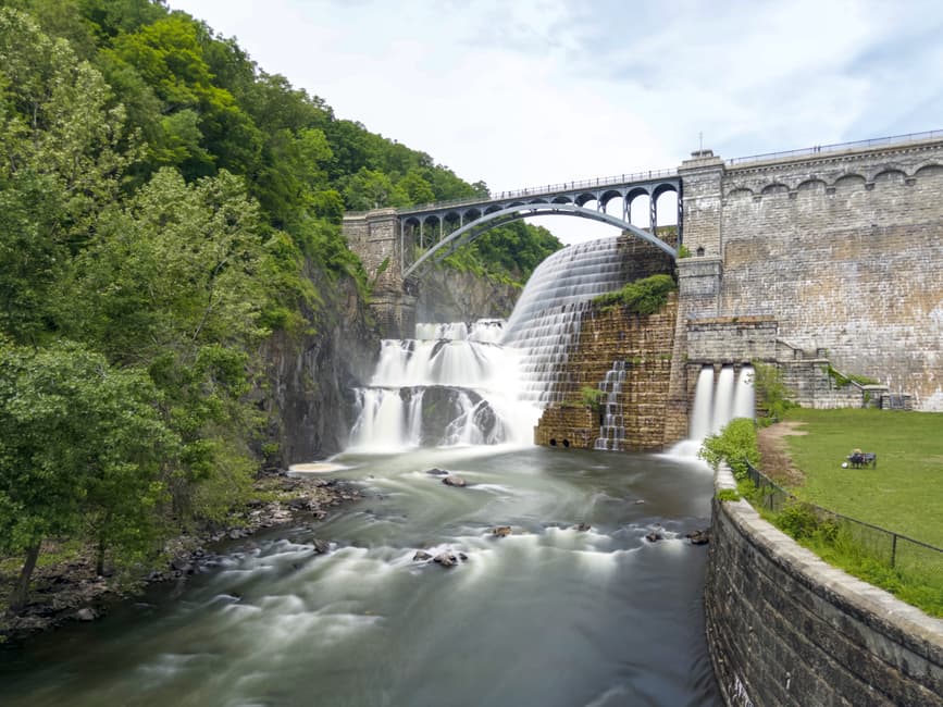 Una presa bajo un puente rodeada de bosque, en el chat de Ramapo