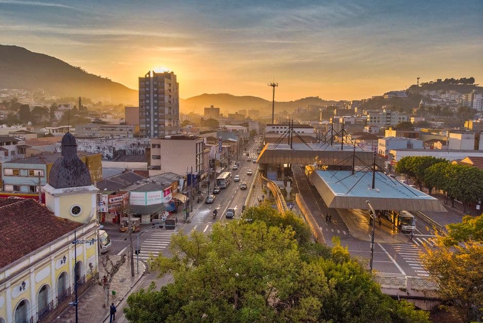 Coches circulando por vía junto a edificios, en la sala de chat de Poços de Caldas