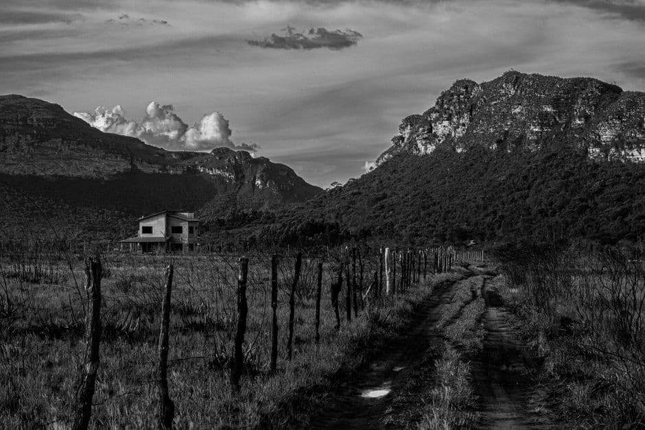 Montañas nevadas se alzan detrás de una llanura desértica, en el chat de Barreiras