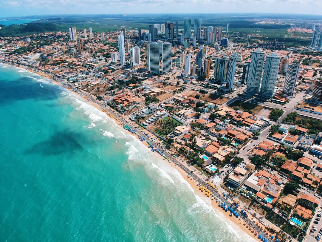 Edificio costero visto desde el aire bajo luz diurna, en el chat de Francisco Morato