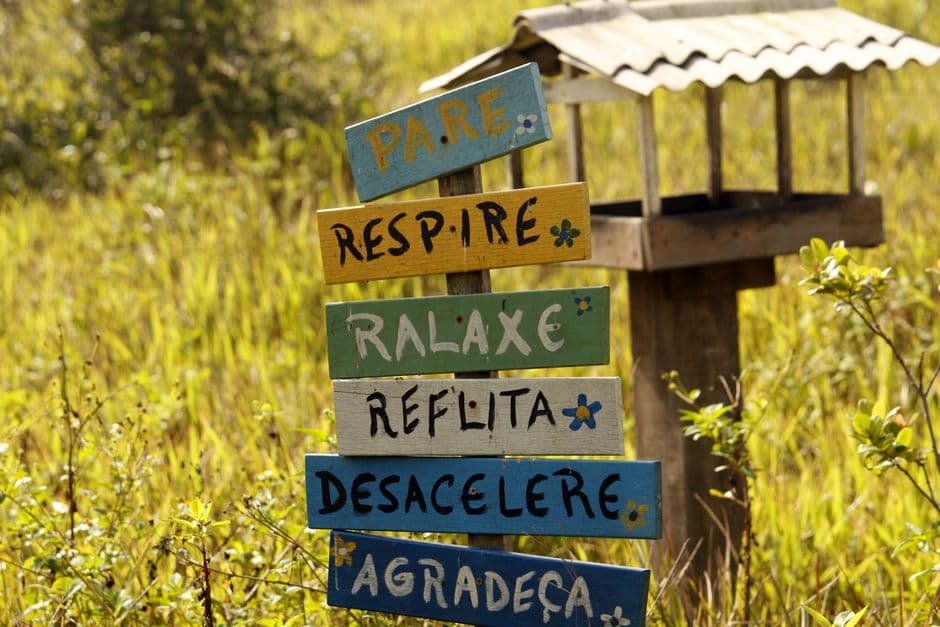 Cartel de colores en una calle, en el chat de Jequié