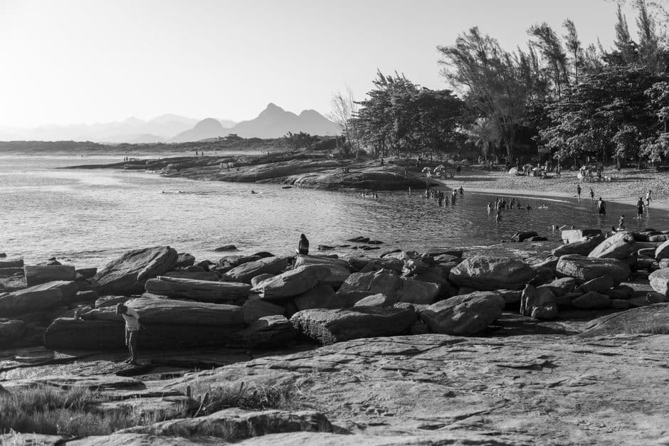Gente caminando y charlando en la playa, en la sala de chat de Rio das Ostras