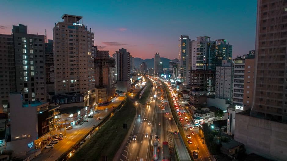 Atardecer sobre el horizonte de Itapema y la autopista BR, en el chat de Pirituba