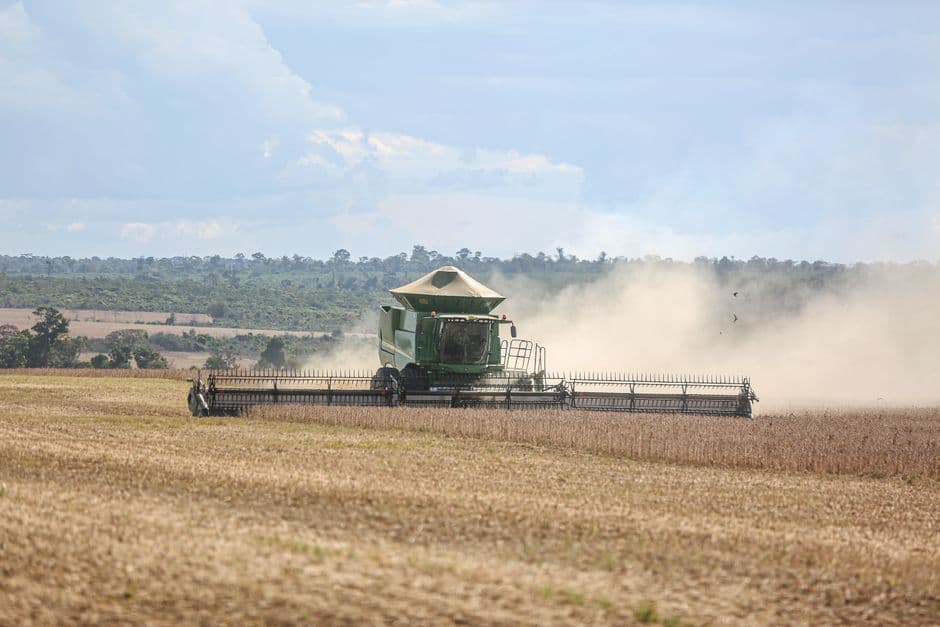 Cosechadora combinada en campo de soja, bajo cielo abierto, en el chat de Fazenda Rio Grande