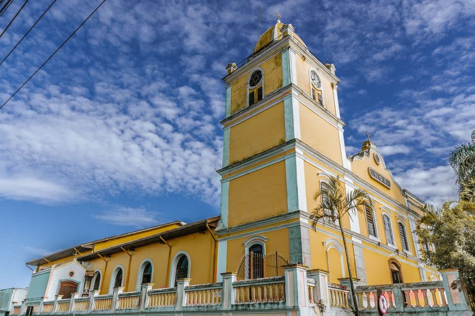 Fachada del santuario Nossa Senhora dos Prazeres con cúpula, en el chat de Itapecerica da Serra