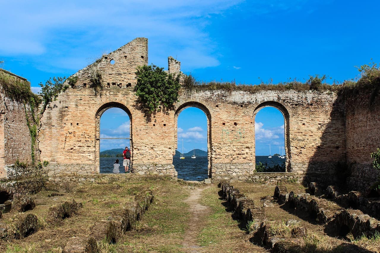 Ruinas antiguas de piedra, en el chat de Araucária