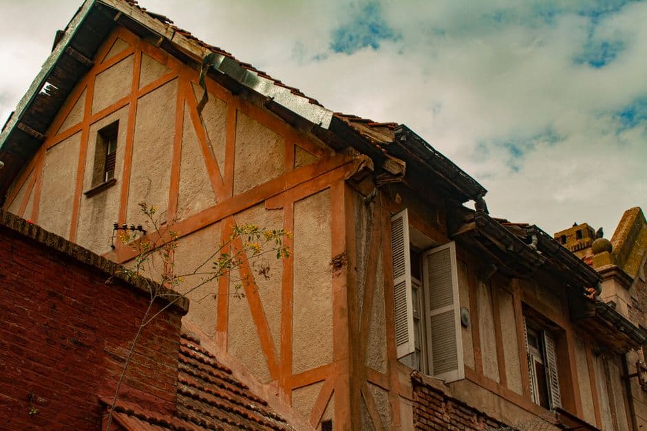 Exterior de una casa antigua, en la sala de chat de Villa Adelina