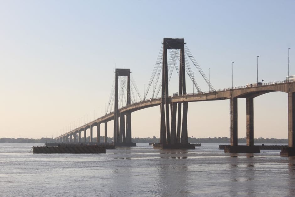 Puente colgante sobre agua con cables y pilares, en la sala de chat de General Villegas