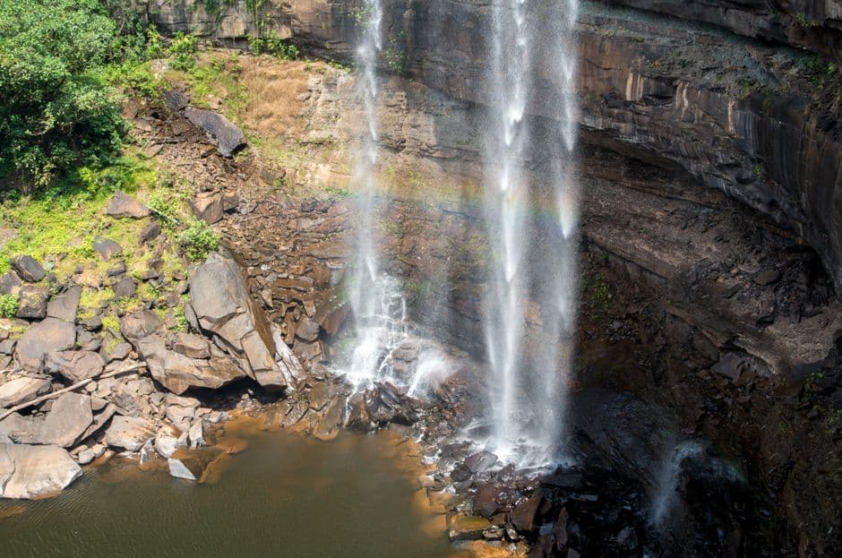 Cascadas en una montaña rocosa, en la sala de chat de Caacupé