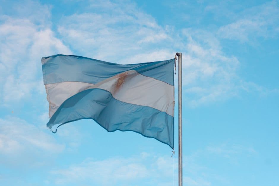 Bandera ondeando contra un cielo azul, en el chat de Apóstoles