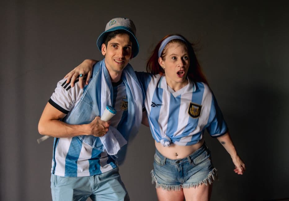 Hinchas argentinos festejando una victoria de fútbol, en el chat de Charata