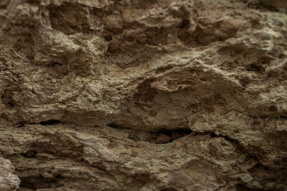 Texturas rugosas y estratificadas de una superficie rocosa, en el chat de Miramar