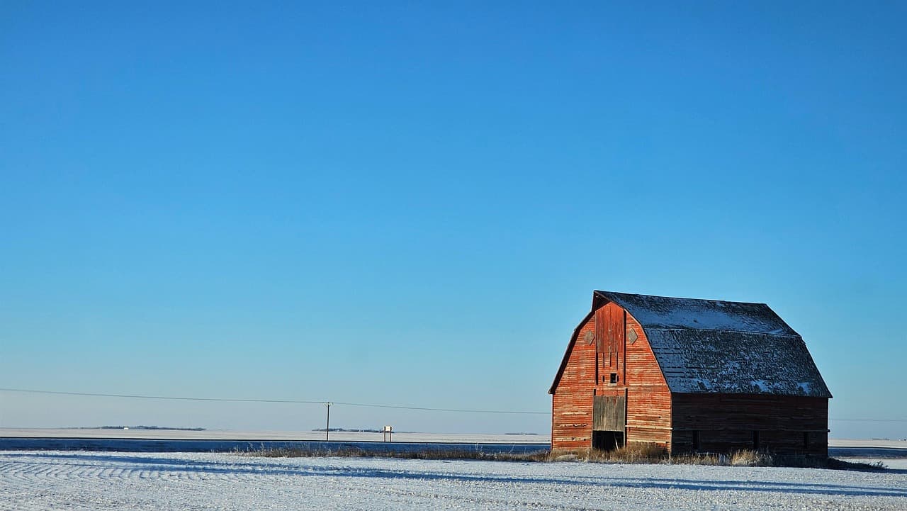 Granero y almacén rural bajo la nieve en invierno, en el chat de Villa Regina