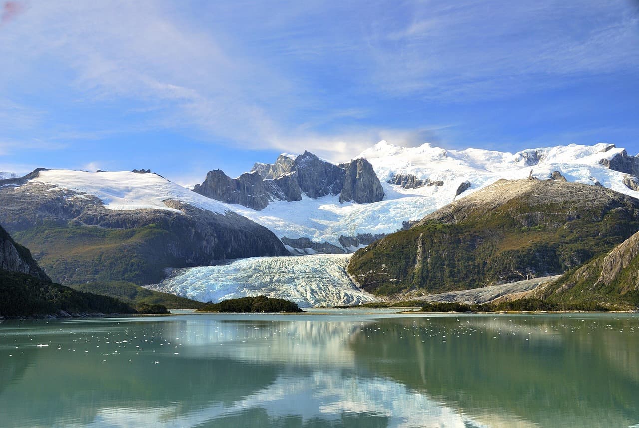 Barco de crucero navegando por aguas patagónicas, en el chat de Malargüe