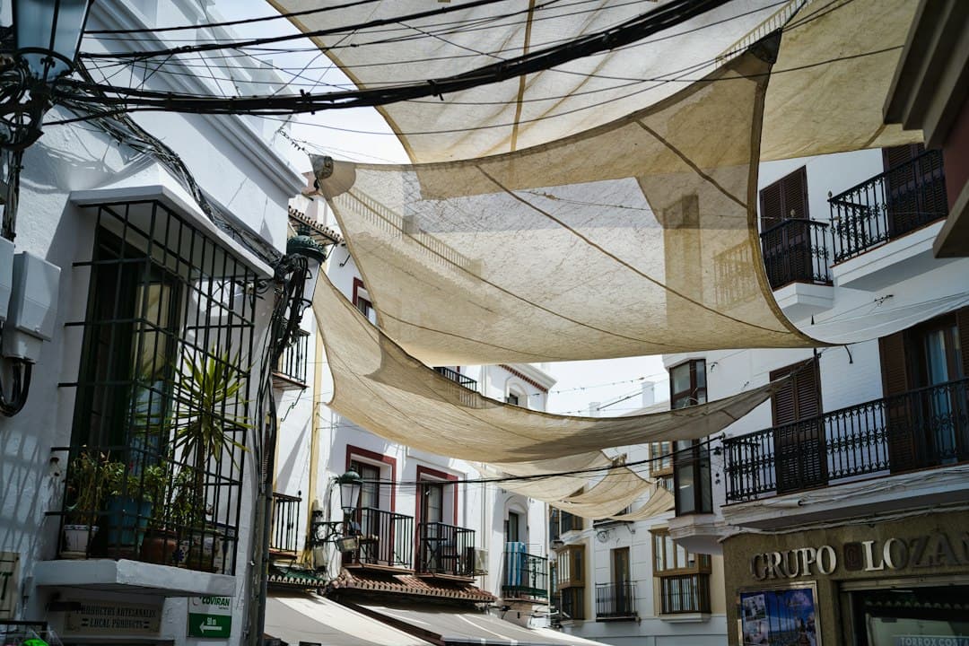 Calle urbana con múltiples edificios y numerosas ventanas, en la sala de chat de Lemoa