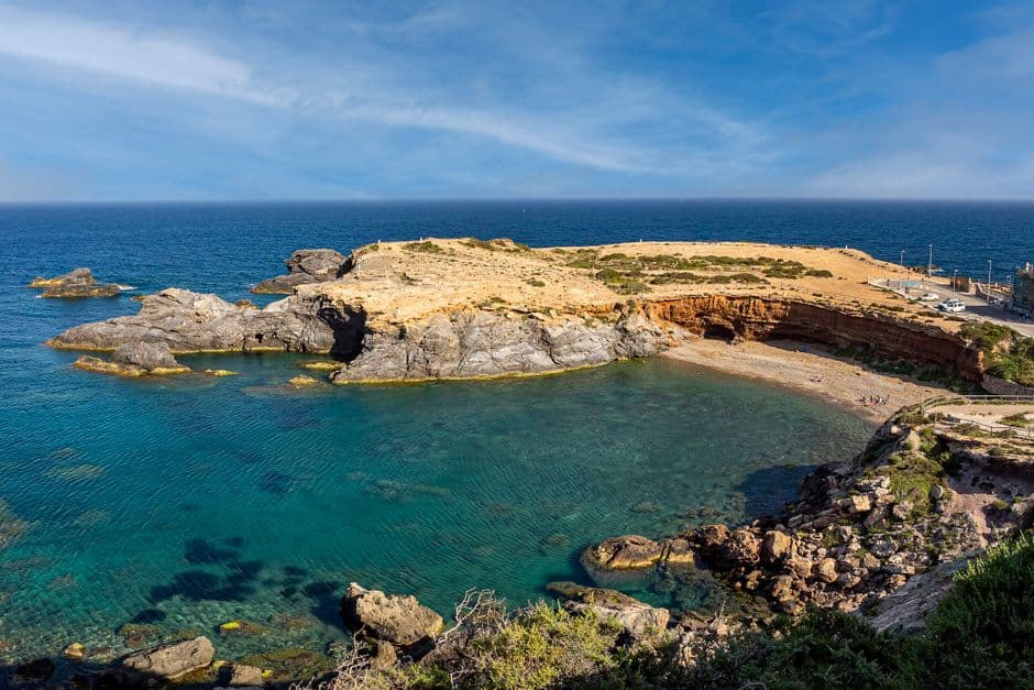 Formación rocosa marrón en el mar, en el chat de Tapia de Casariego