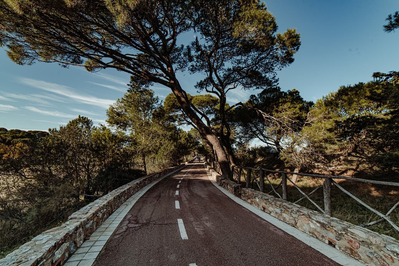 Carretera junto a playa, arena y mar, cielo azul, en el chat de Sant Martí Sarroca