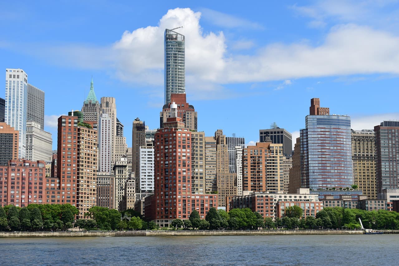 Rascacielos de Nueva York sobre el río y puentes, en la sala de chat de Metairie