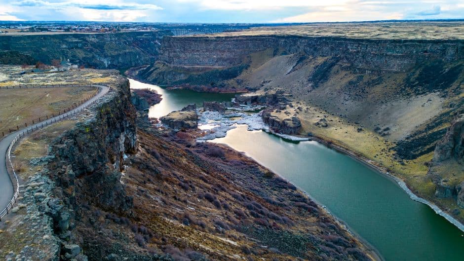 Río serpentea entre colinas verdes y rocas, en la sala de chat de Thornton