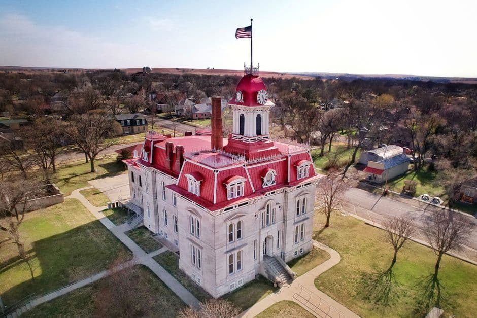 Vista aérea del juzgado de Chase County con cúpula y verdes, en el chat de Olathe