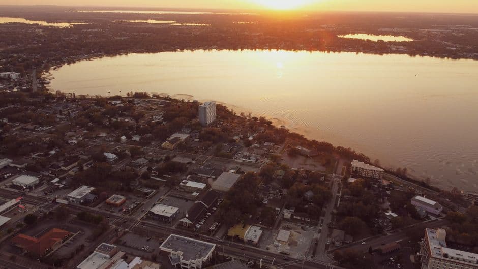 Vista aérea del paisaje urbano sobre un lago al atardecer, en el chat de Gainesville