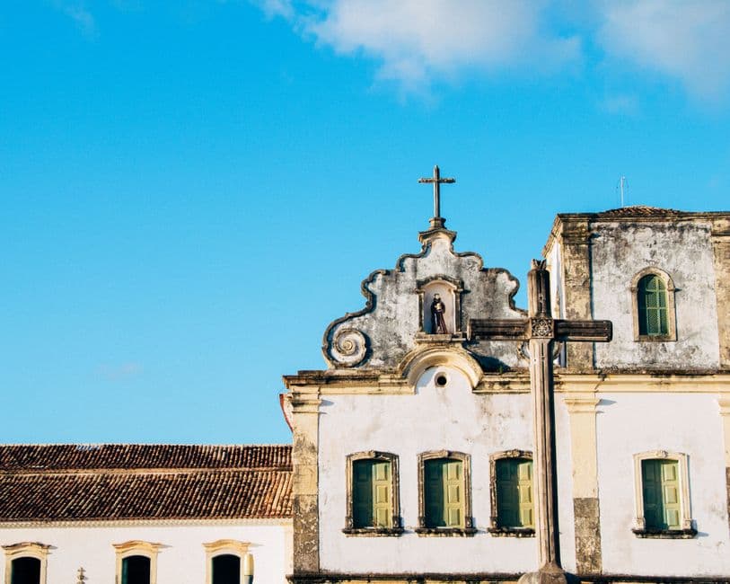 Fachada colonial de iglesia con torre y arcos, en la sala de chat de São Mateus