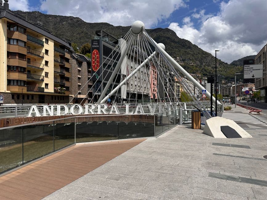 Paisaje montañoso con un puente en Andorra la Vella, en la sala de chat de Andorra la Vella
