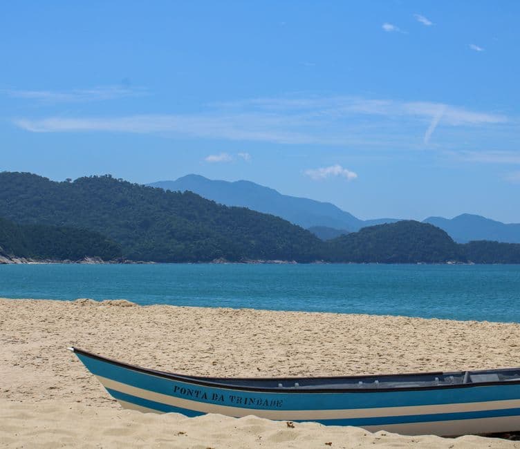 Canoa azul en la arena junto al mar, claro, en la sala de chat de Trindade