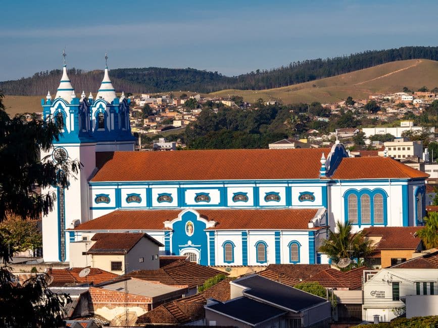 Vista aérea de una iglesia azul histórica con tejado rojo, en el chat de Botucatu