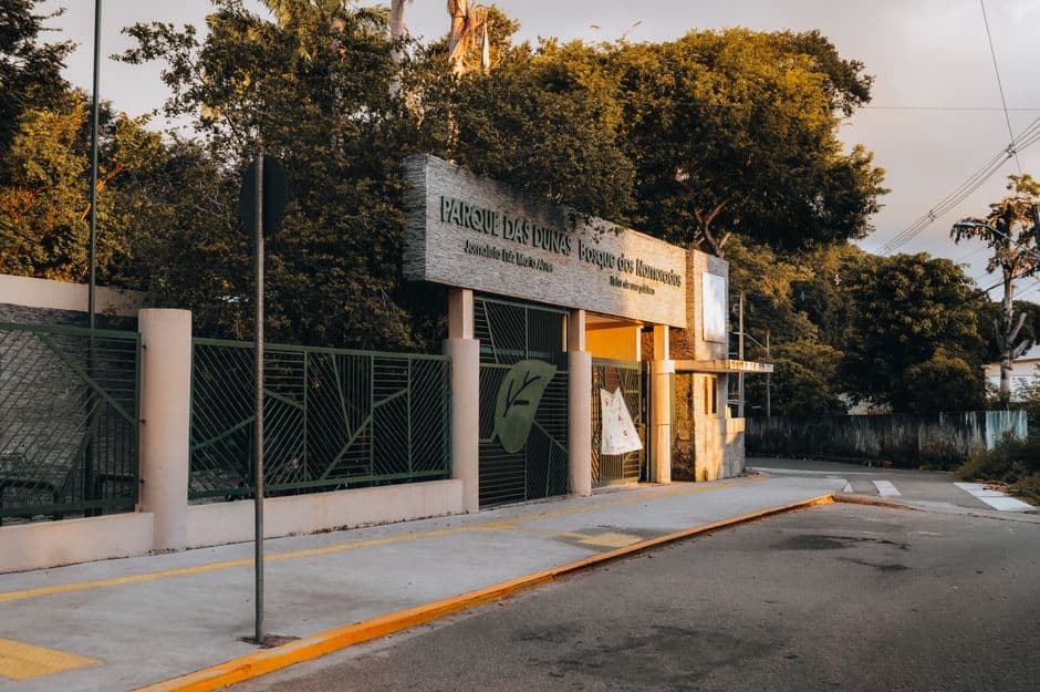Entrada del Parque das Dunas con arcos y vegetación, en el chat de Franco da Rocha