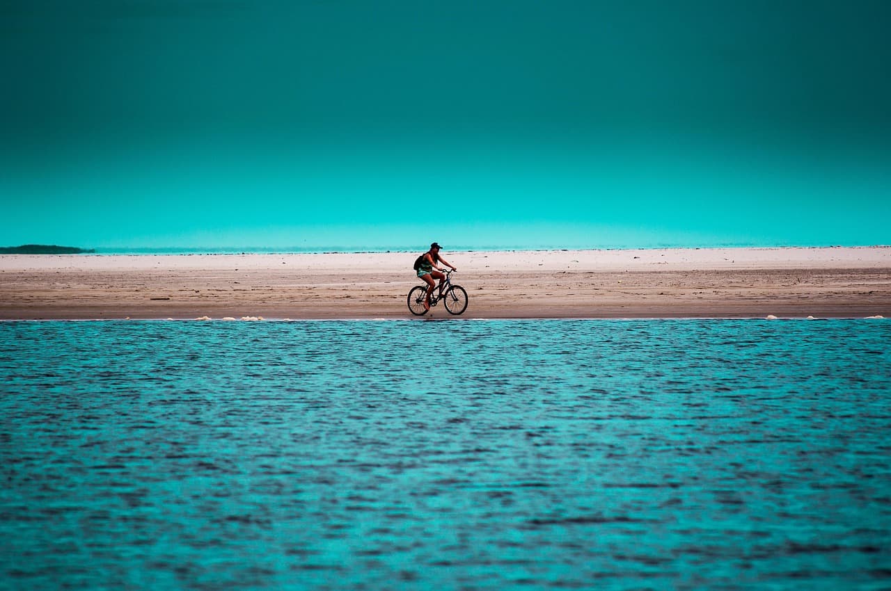 Niña caminando por la playa de Superagui bajo el sol, en el chat de Paranaguá