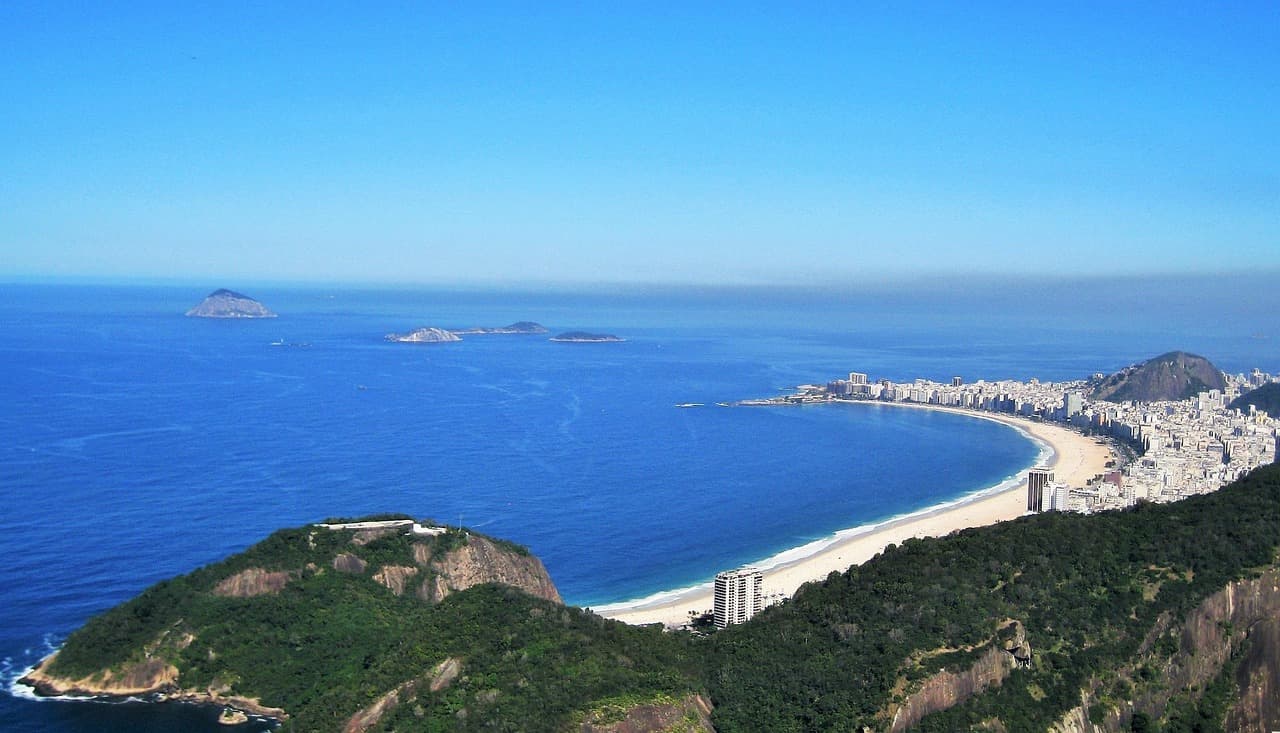 Vista de la ciudad desde lo alto de una montaña de Río de Janeiro, en el chat de Queimados