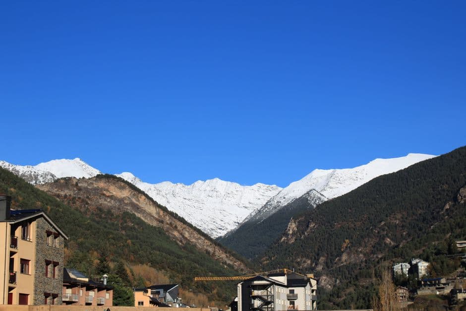 Montañas nevadas de La Massana con picos blancos, en la sala de chat de Escaldes-Engordany