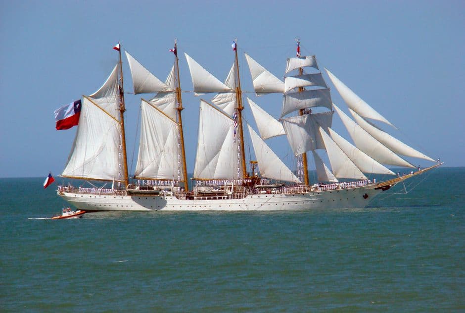 Buque escuela Sagres navegando en alta mar bajo cielo despejado, en el chat de Embarcación