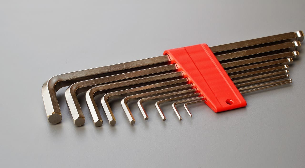 Llave Allen de metal sobre fondo neutro, en el chat de Allen