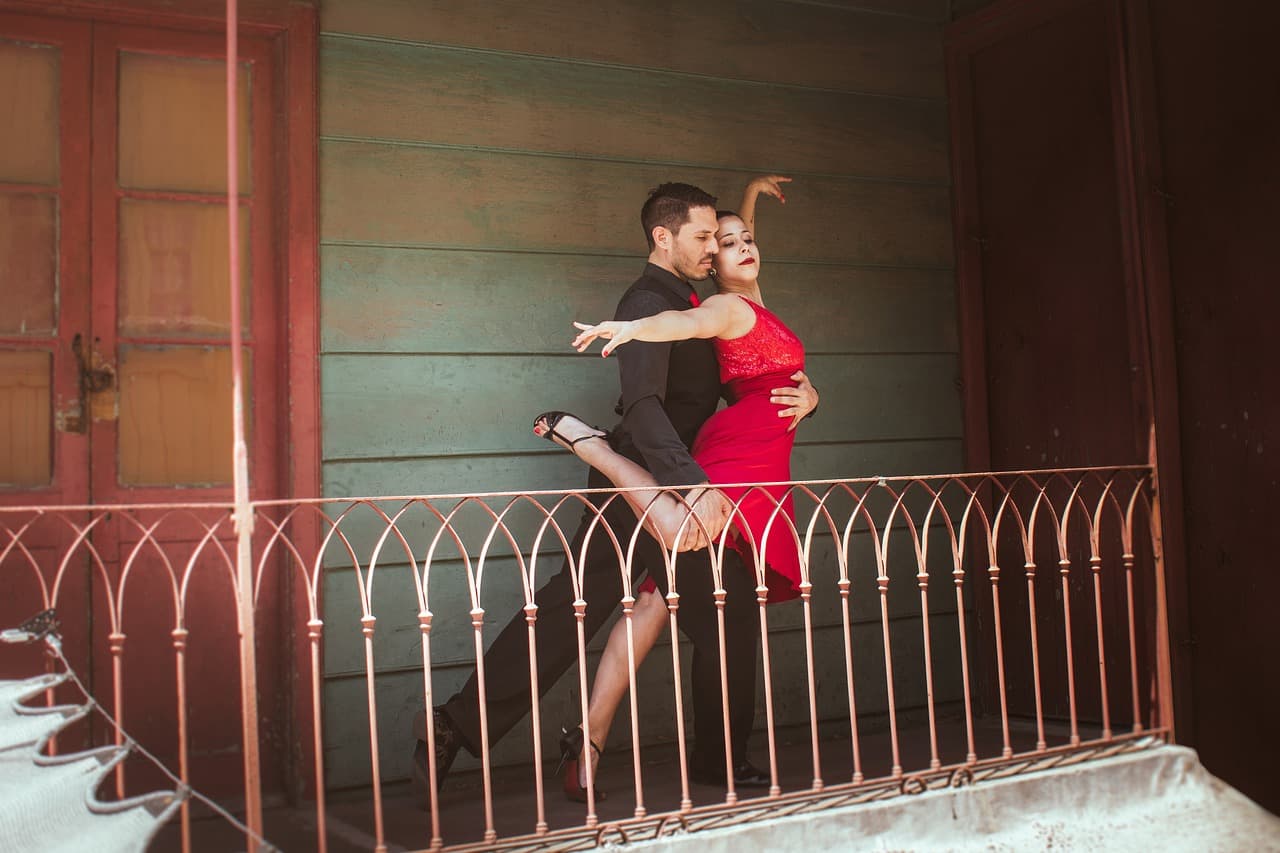 Pareja bailando tango, en el chat de Capitán Bermúdez
