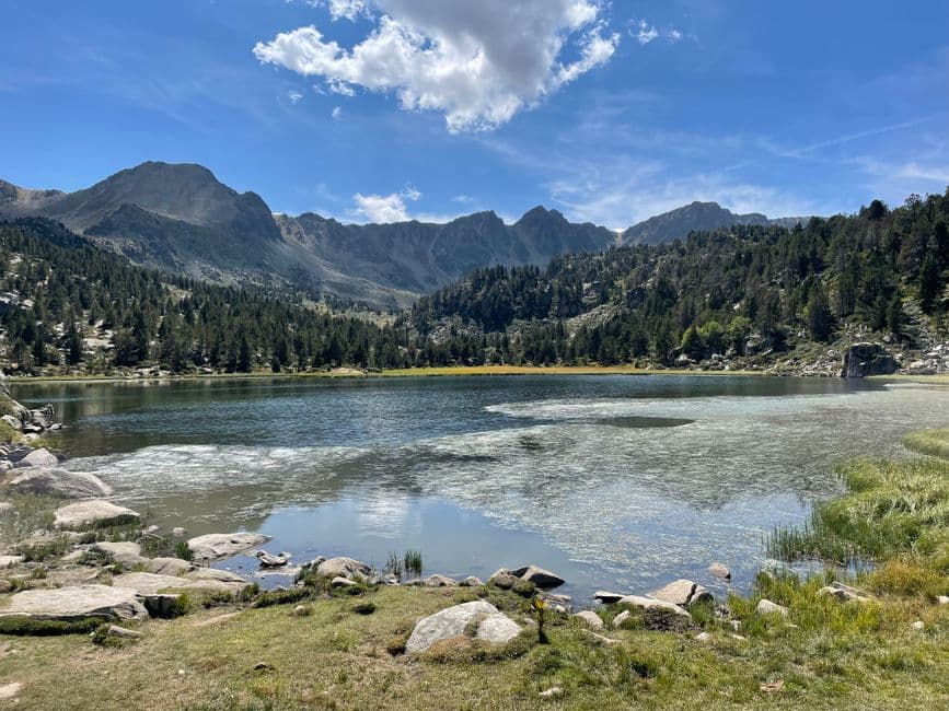 Un lago tranquilo rodeado de montañas, en la sala de chat de Encamp