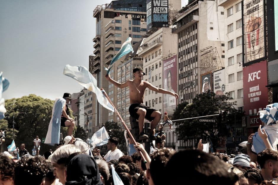 Multitud ondeando banderas por las calles, en el chat de Roldán