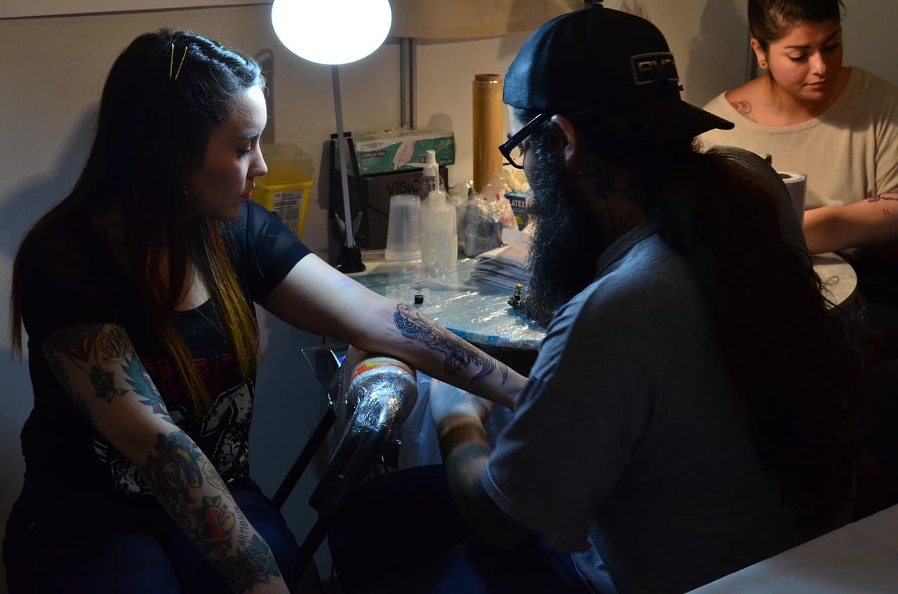 Feria de tatuajes con tatuadores y tatuajes, en el chat de Añatuya