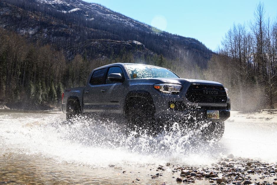 Tacoma cruzando un charco en una carretera de tierra, en la sala de chat de Tacoma