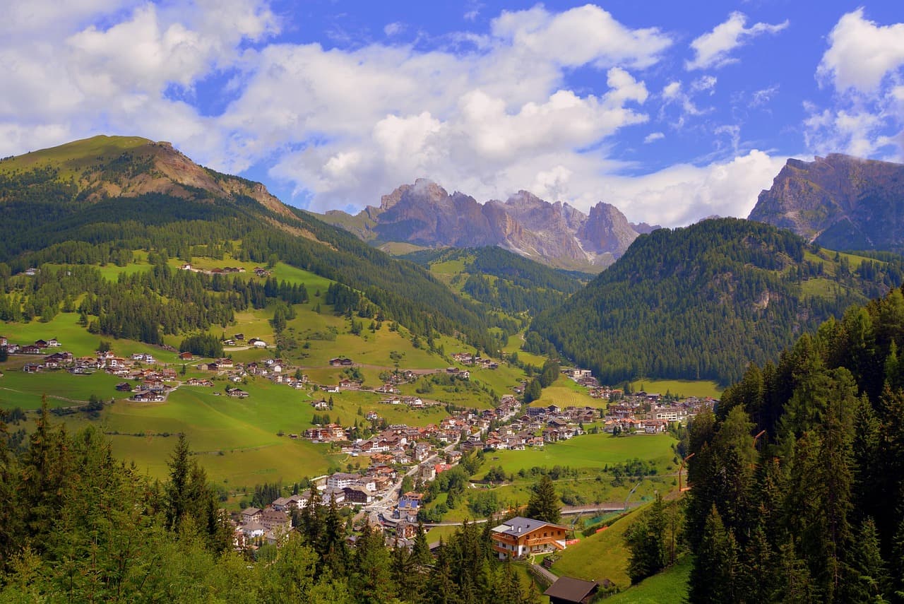 Cumbres de los Dolomitas y valle de Val Gardena, en el chat de Santa Cristina d'Aro