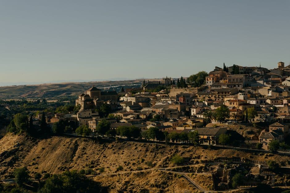 Vista aérea de Toledo con tejados rojos y murallas medievales, en el chat de Bellpuig