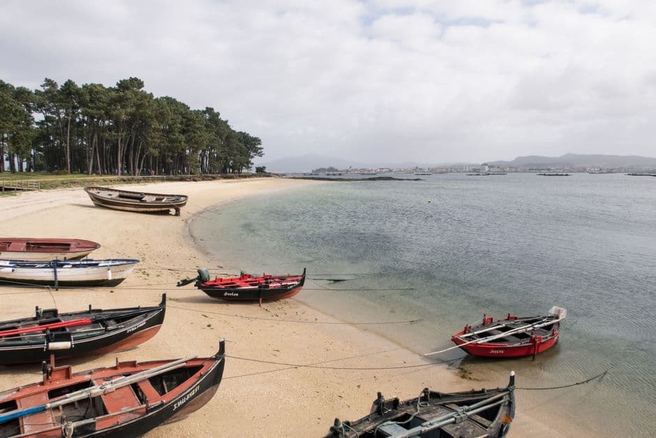 Barca roja y negra varada en la playa, en la sala de chat de Pontevedra