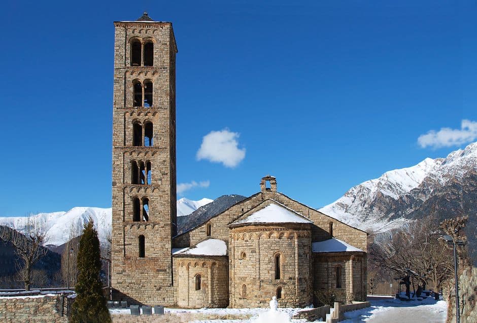 Iglesia románica en un valle montañoso, en la sala de chat de Sant Julià de Lòria