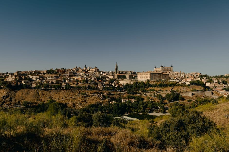 Vista de Toledo con torres, murallas y el río, en la sala de chat de Castuera