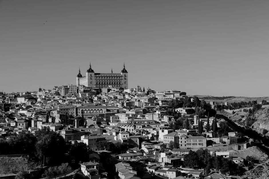 Vista en blanco y negro de Toledo con sus tejados, en el chat de Aceuchal