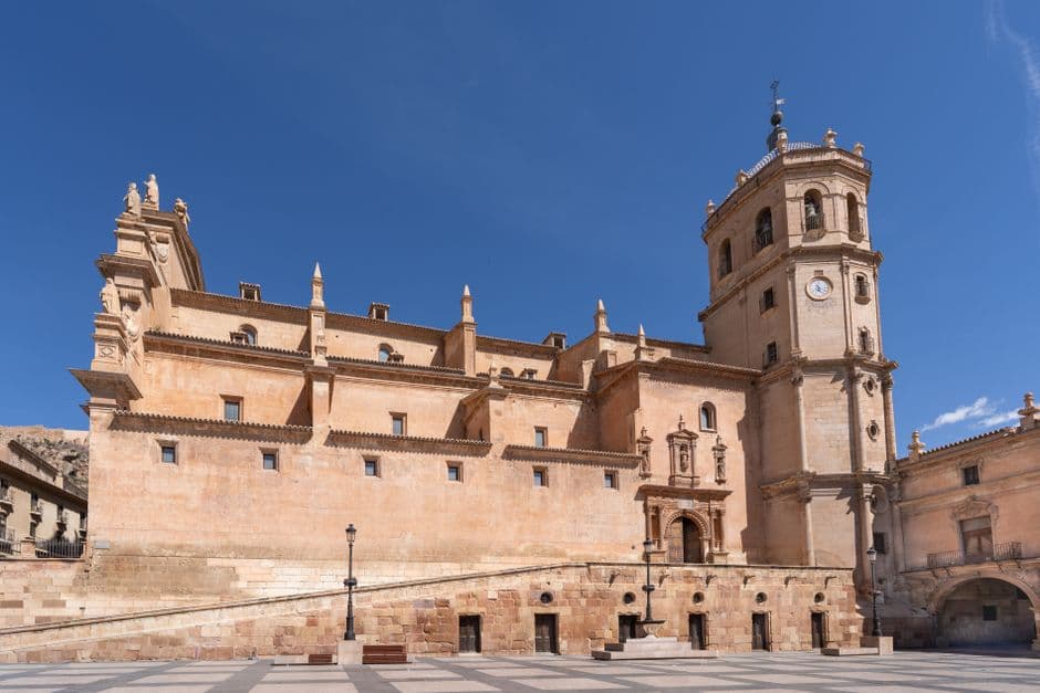 Castillo histórico de Lorca bajo cielo azul y sol, en el chat de Markina-Xemein