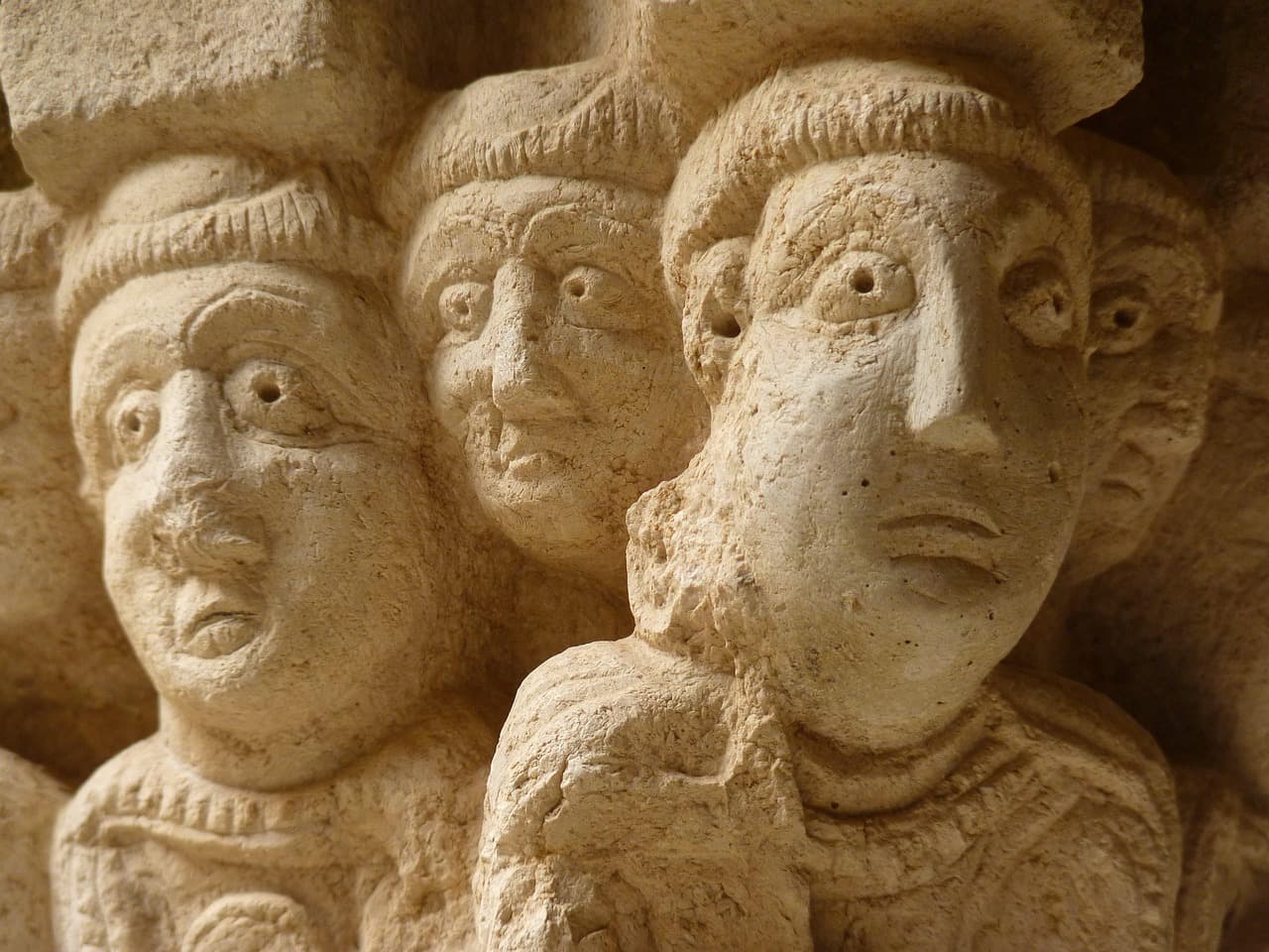Cabezas talladas en un pilar en ruinas, en el chat de Sant Pere de Vilamajor