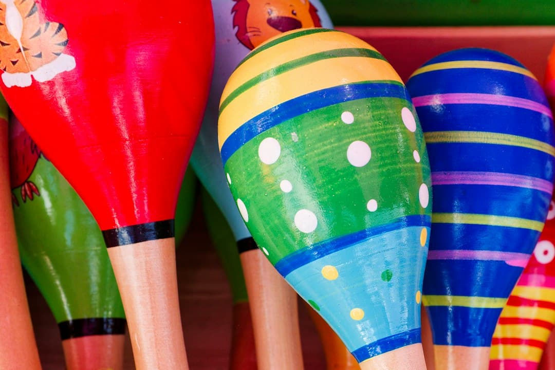 Grupo de cucharas de madera de colores colocadas juntas, en el chat de Neda