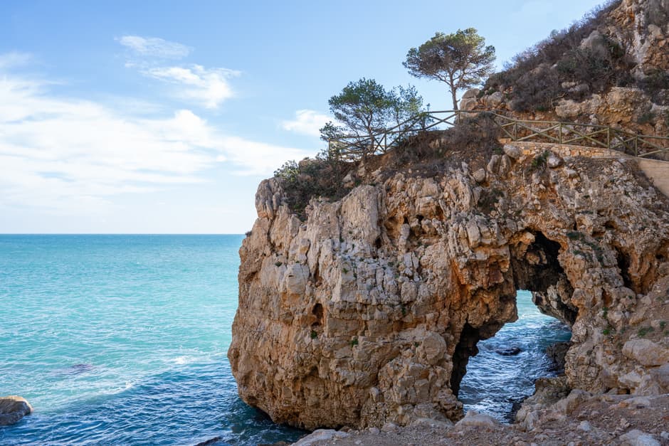 Formación rocosa costera, mar azul, cielo claro, en el chat de Poble Nou de Benitatxell, el/Benitachell